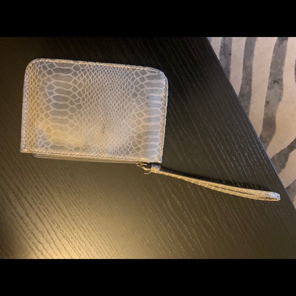 Gray faux snakeskin print wristlet - Picture 3 of 5